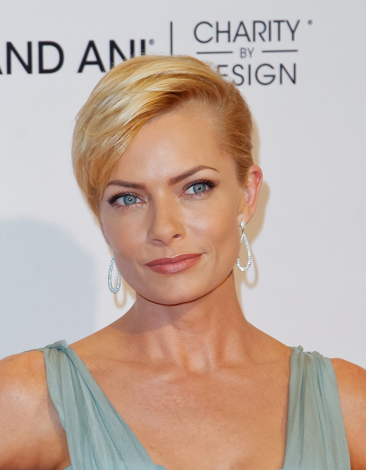 Jaime Pressly überzeugt auf dem Red Carpet mit einer eleganten Kurzhaarfrisuren und frischem Blond, das perfekt mit ihren glamourösen Ohrringen matcht.