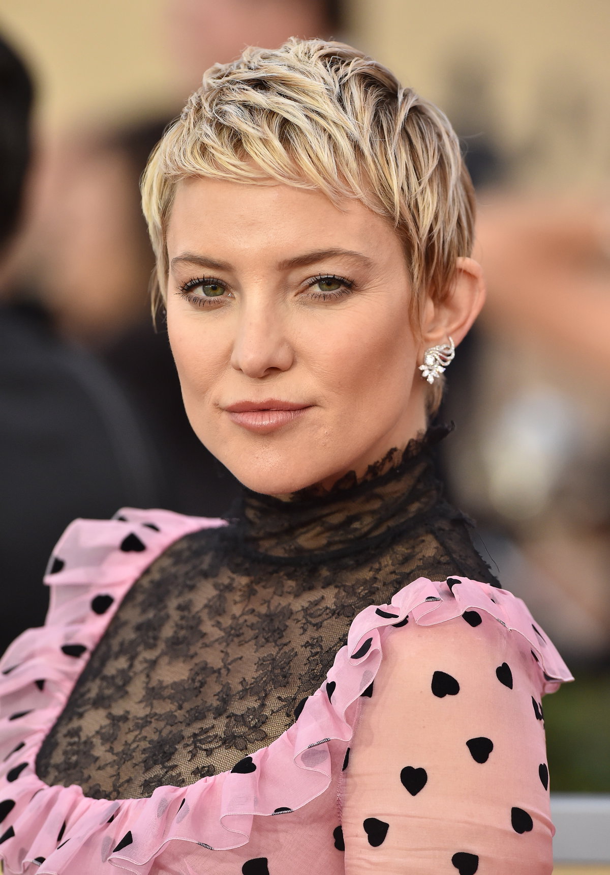 Auch Kate Hudson wagte den mutigen Schritt und trennte sich von ihren langen Haaren. Die Schauspielerin entschied sich für einen fransigen Pixie Cut mit Micro Pony und sieht damit ziemlich Boss-like aus!