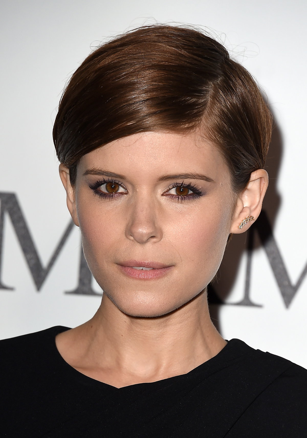 Schauspielerin Kate Mara wählt hingegen den strengeren und braveren Look – sie trägt einen raspelkurzen Pixie mit Seitenscheitel, die Haare wurden für diesen ultra-modernen Schnitt gekämmt und zur Seite gegelt.