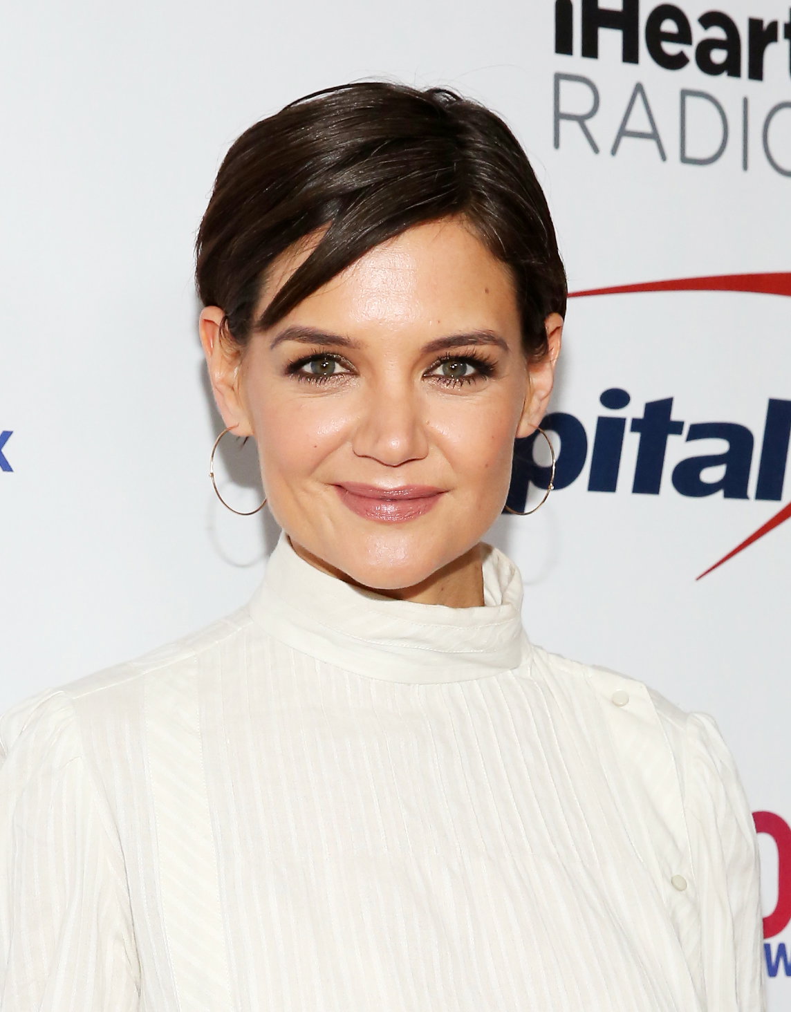 Für eine ähnliche Variante entschied sich Katie Holmes – und der Look steht ihr super! Anders als Kate Mara kombiniert sie den Pixie Cut mit einem fransigen Pony.