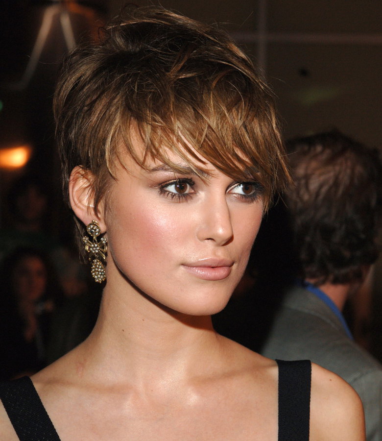 Keira Knightley kombiniert Pixie mit langem Pony und wirkt damit super elegant und romantisch. Wer den Look nachmachen wir greift am besten zu einem Saltspray, das dem Haar die gewünschte Griffigkeit und mehr Fülle verleiht. Etwas Haarwachs festigt schließlich die Frisur und lässt sie undone aussehen.