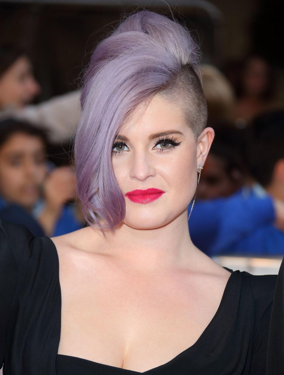 Kelly Osbournes Go-to-Frisur ist der angesagte Undercut, den die Sängerin seit Jahren immer mal wieder mit Unterbrechung trägt. Die raspelkurzen Haare wirken bei der Musikerin punkig und sexy zugleich.