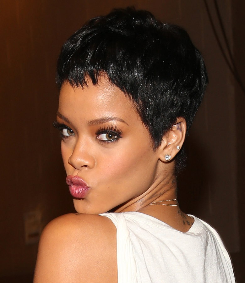 Der raspelkurze Haarschnitt von Rihanna betont ihr Gesicht ganz besonders. Außerdem ist er super schnell nachgemacht: Einmal durch die Haare geföhnt und das am besten von unten, damit ihr eine Extraportion Volumen bekommt: et voilà, der Hairstyle sitzt!