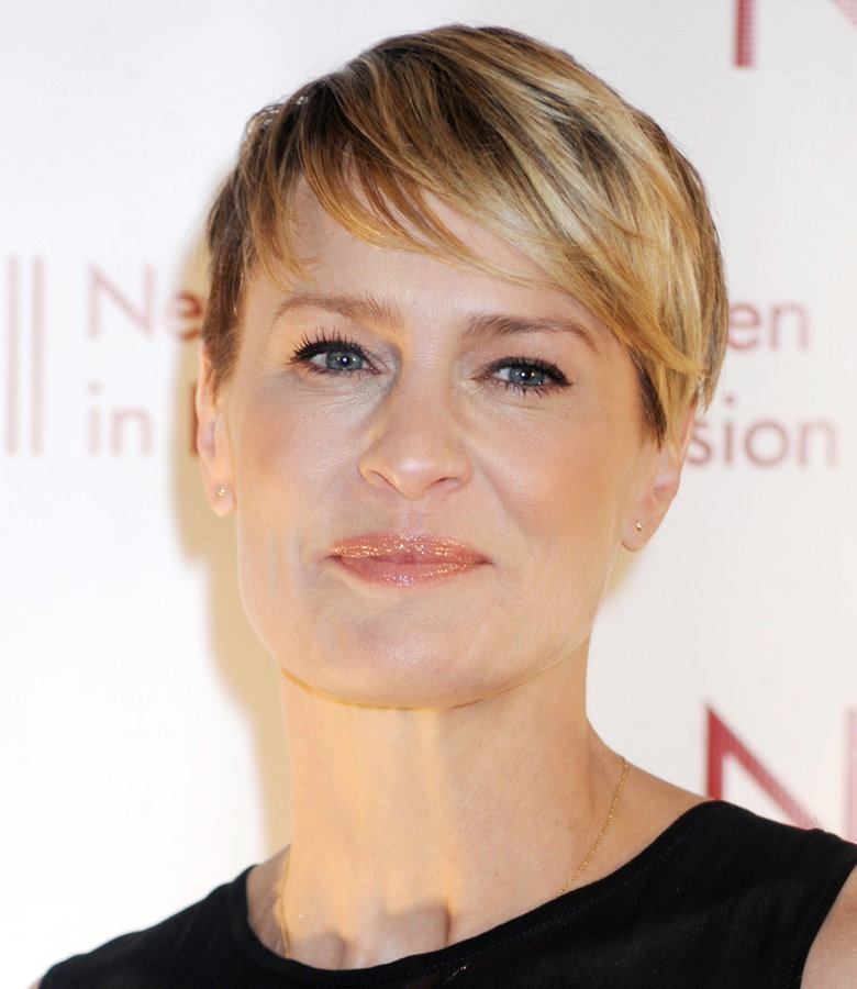 Robin Wright mit frischem Cut & Highlights. Föhnt eure Ponypartie am besten direkt in Gesicht und gebt zum Schluss etwas Trockenshampoo in den Ansatz. Dadurch erzielt ihr nicht nur für eine besondere Frische, sondern bringt die Haare auch noch mal ordentlich in Form.