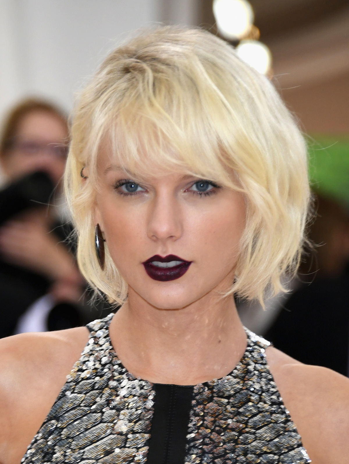 Taylor Swift beweist, dass eine kurze Mähne auch richtig rockig kann. Das hellen Platinblond wird dank des dunkelen Lippenstiftes noch einmal zusätzlich in Szene gesetzt.