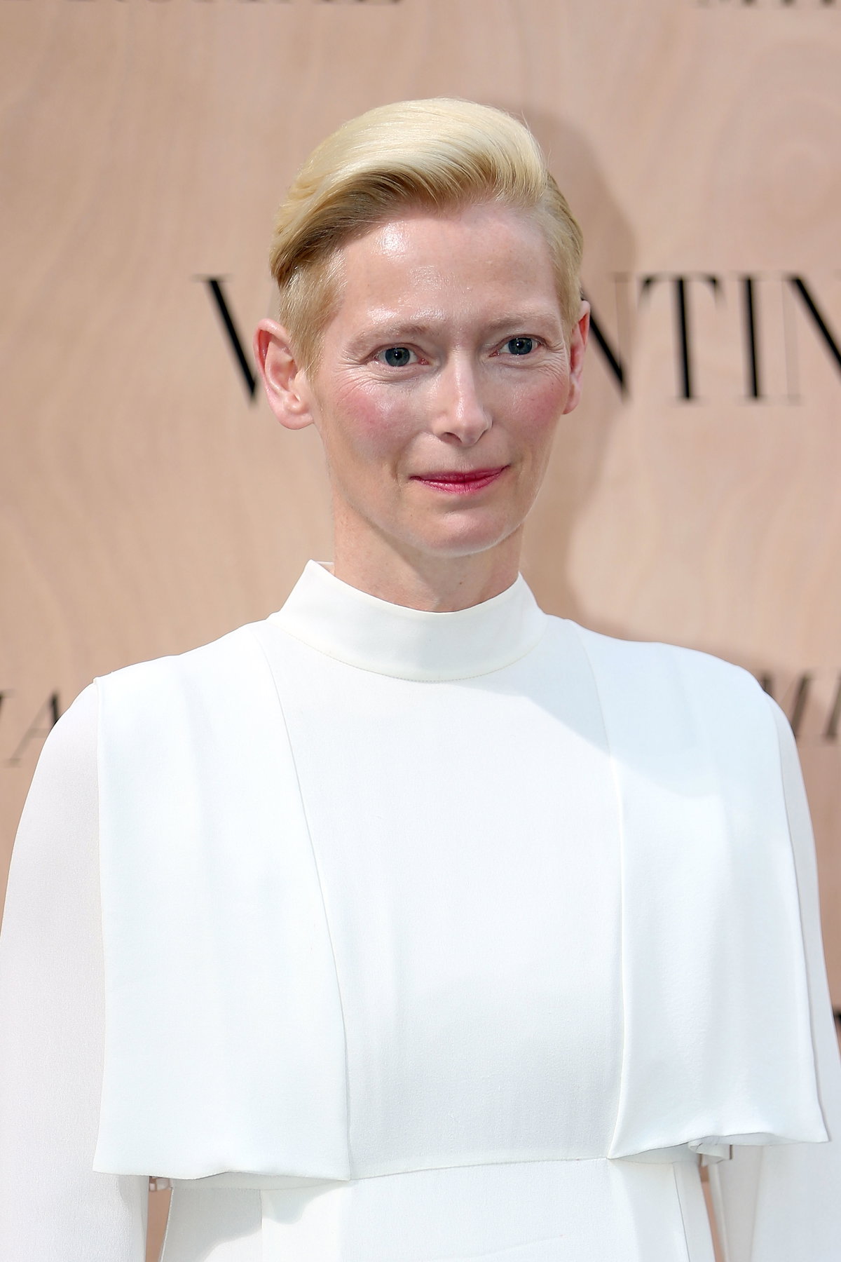 Das Markenzeichen von Schauspielerin Tilda Swinton ist der jungenhafte Bobschnitt, den die Schottin seit Jahren trägt. Nur mit den Haarfarben experimentiert sie hier und da …