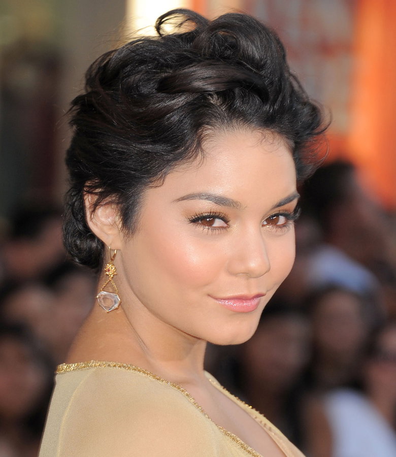 Wild & gelockt: Der Look von Vanessa Hudgens und mal etwas ganz anderes. Wenn ihr die glamouröse Frisur der Schauspielerin nachmachen wollt, braucht ihr am besten einen Lockenstab. Teilt einzelne Partien ab und schützt sie zuvor noch mit etwas Hitzeschutz. Anschließend können die Locken mit einige Sprühstoßen Haarspray noch einen Extrakick Volumen und Haltbarkeit bekommen.