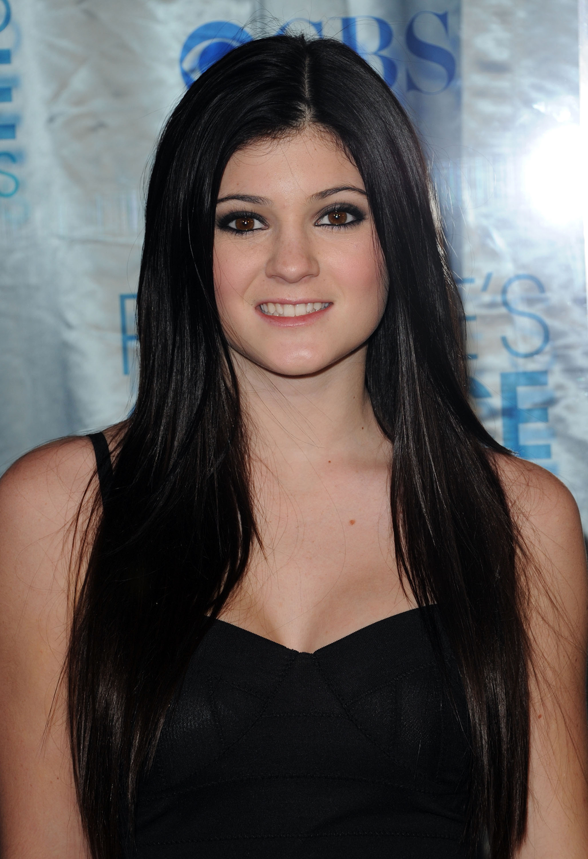 Januar 2011: Mit 13 Jahren zeigte sich Kylie Jenner noch komplett natürlich auf dem roten Teppich. Ob sie damals schon an erste Eingriffe dachte? Ihre Schwestern von Kim bis Khloé Kardashian lebten ihr nämlich bereits vor, welche Wirkung eine Schönheitsoperation haben kann...