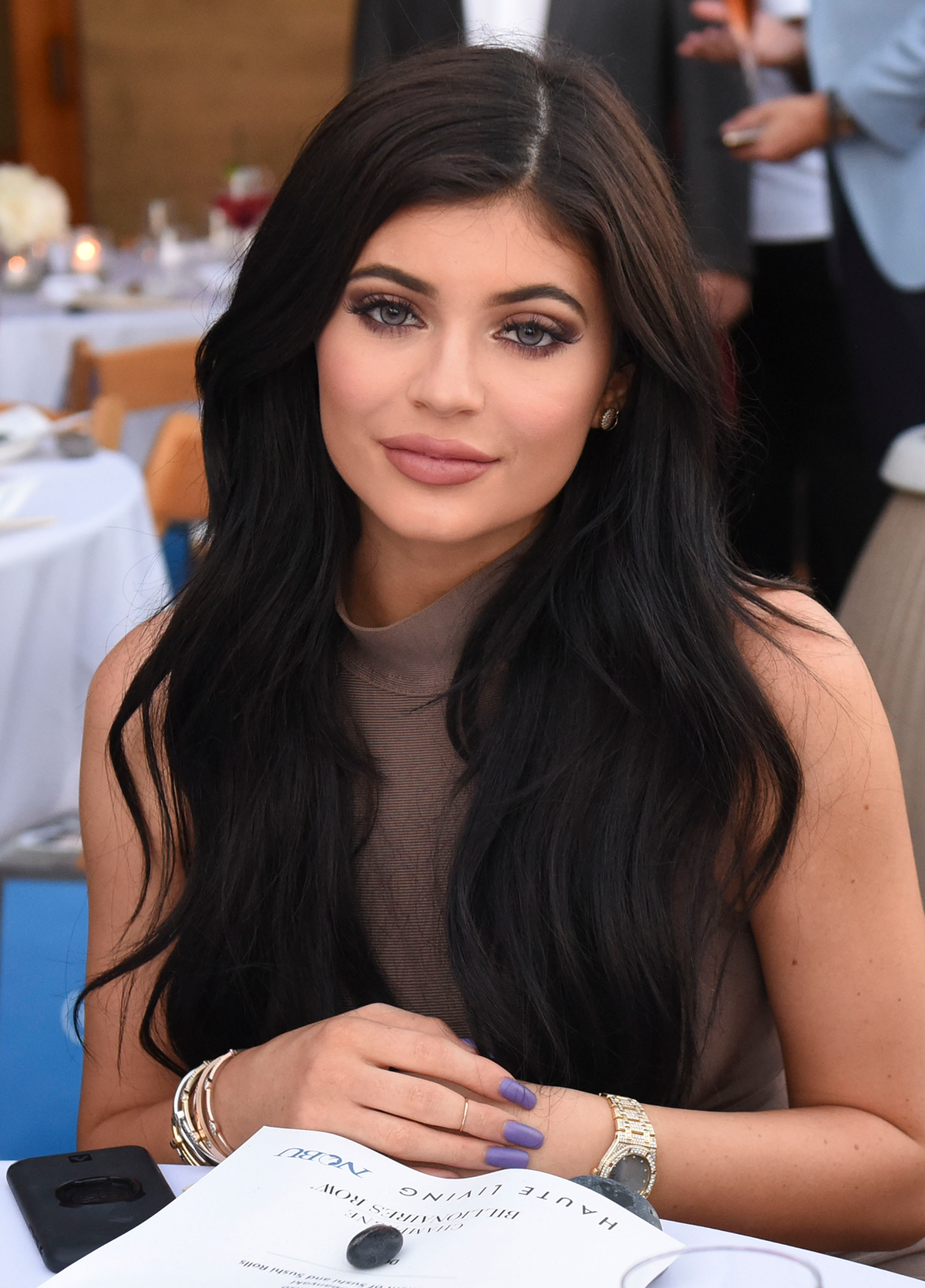 August 2015: Bei ihrer Augenfarbe war Kylie Jenner ebenfalls Veränderungen gegenüber nicht abgeneigt und probierte 2015 auch mal blaue Kontaktlinsen aus. In Verbindung mit ihren falschen Wimpern und den aufgespritzten Lippen wirkt der Look extrem künstlich und stark verändert zu ihrer Optik, die sie noch 2014 präsentierte.