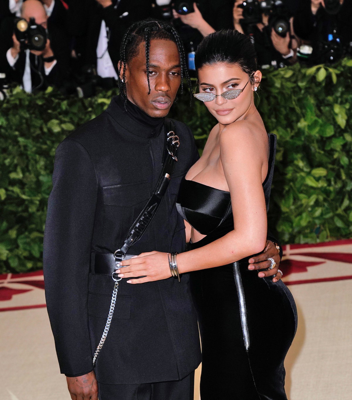 2018: Die Schwester von Kim Kardashian zeigte sich im Mai 2018 mit ihrem damaligen Freund Travis Scott, mit dem sie seit 2017 ein Paar ist, auf der Met-Gala. Nur drei Monate zuvor hatte die Beauty ihr gemeinsames Kind, Stormi, zur Welt gebracht. Ihrem Body sieht man davon allerdings nichts mehr an. Nach unzähligen Beauty-Prozeduren, die Kylie durchführte, ist es fraglich, ob all das lediglich auf gute Gene und Sport zurückzuführen ist oder der Reality-Star wieder einmal nachgeholfen hat.