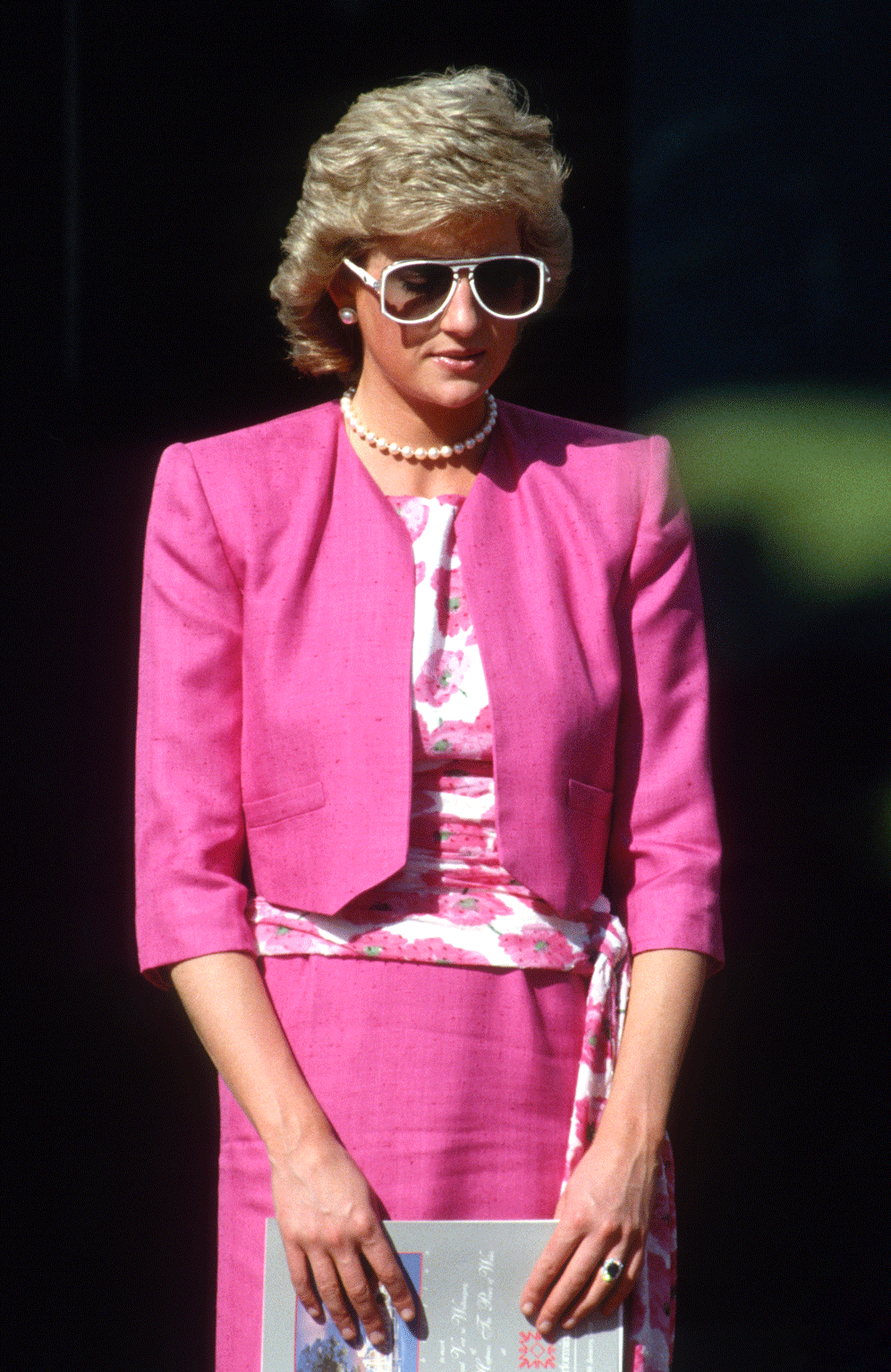 Lady Di in einem pinfarbenen Look