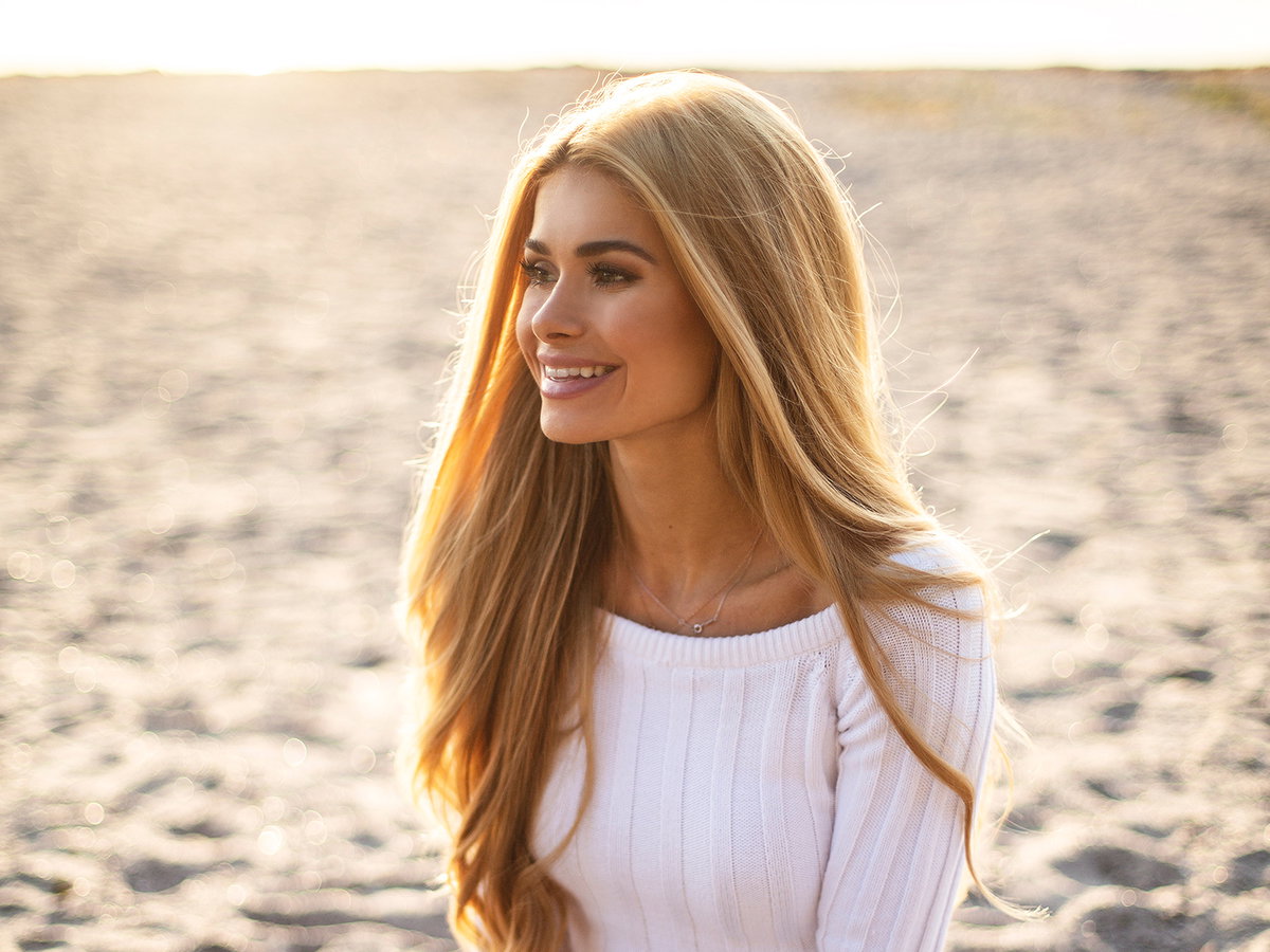 Pamela Reif am Strand