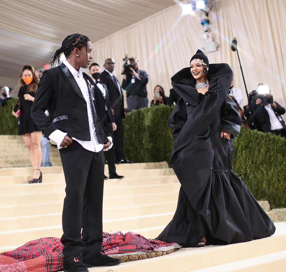 Rihanna bei der Met Gala 2021 in einem schwarzen Dress von Balaneciaga mit ihrem Partner Asap Rocky zum Motto "In America: A Lexicon Of Fashion".