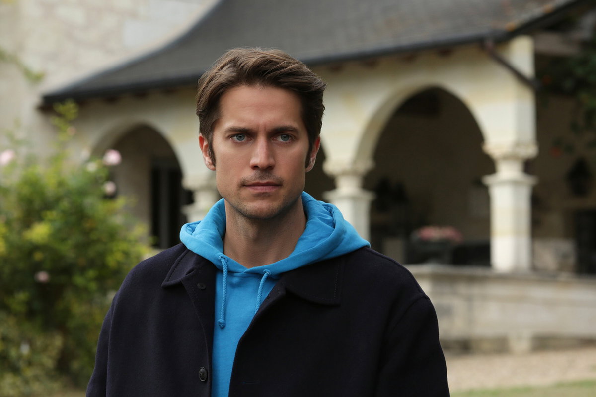 Serienschauspieler: Lucas Bravo