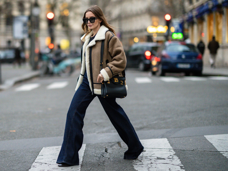 Frau mit brauner Jacke in Lammfelloptik