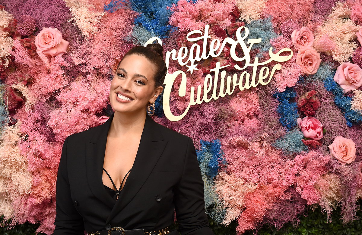 Ashley Graham im schwarzen BH