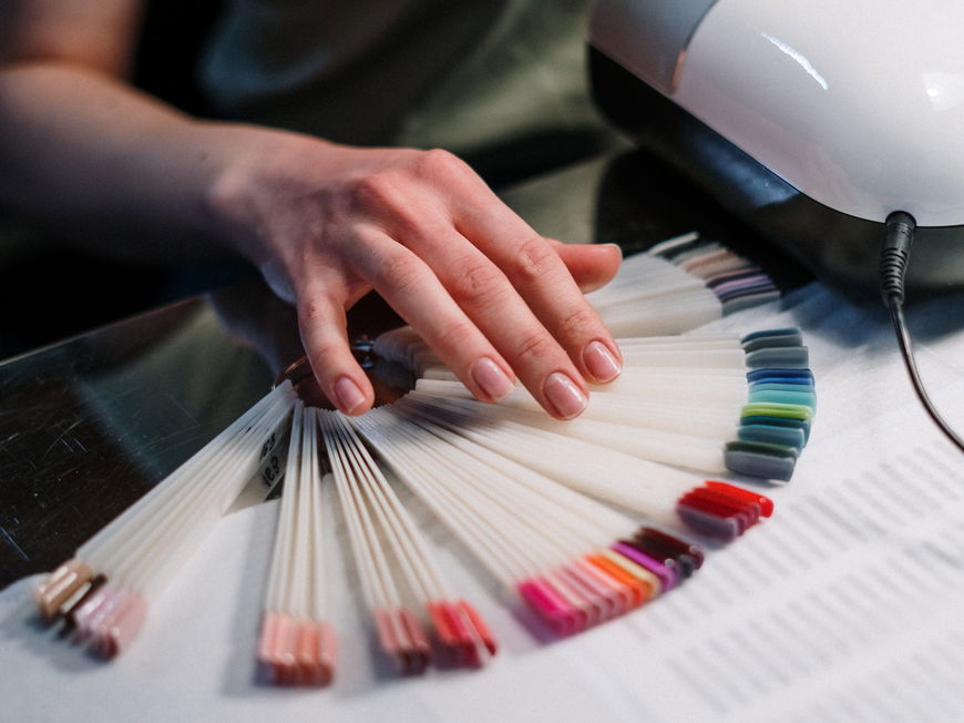 Revolution in der Nagelkunst: Haltbarkeit trifft auf Design bei UV Nagelfolie