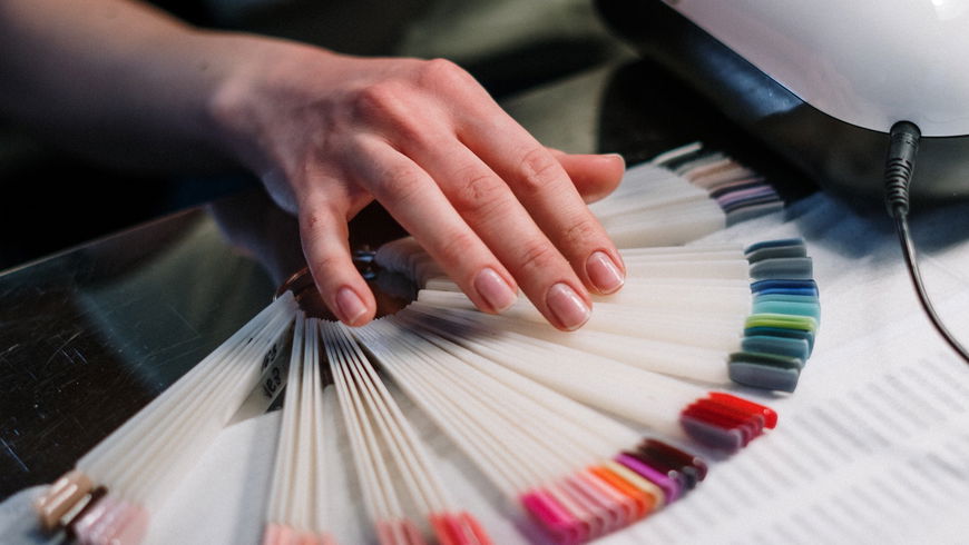 Revolution in der Nagelkunst: Haltbarkeit trifft auf Design bei UV Nagelfolie