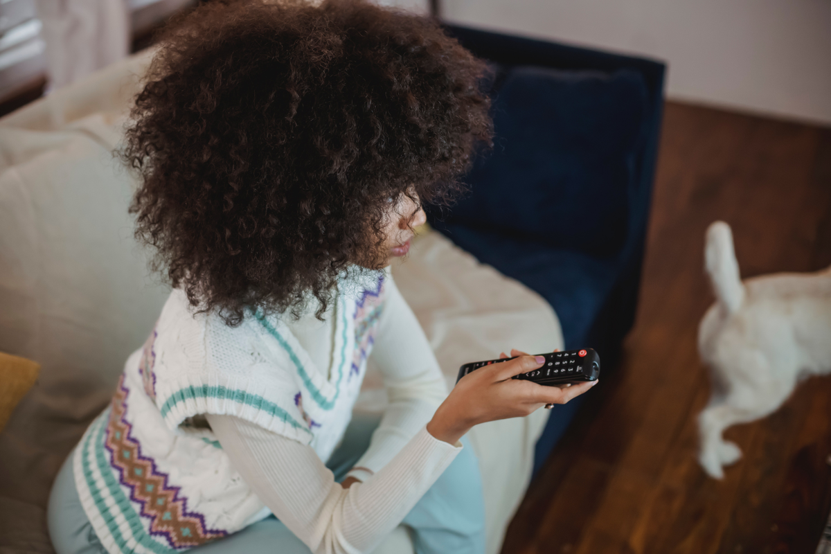 Frau guckt Fernsehen