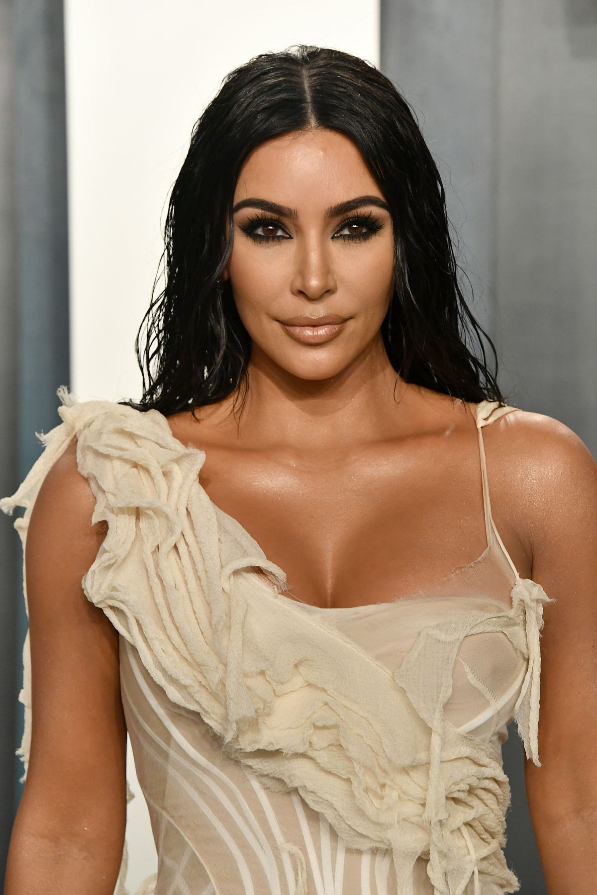 Kim Kardashian in einem Dress von Alexander McQueen auf der Vanity Fair Oscars After-Party 2020.
