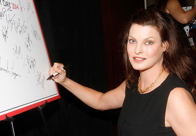 Linda Evangelista gibt ein Autogramm