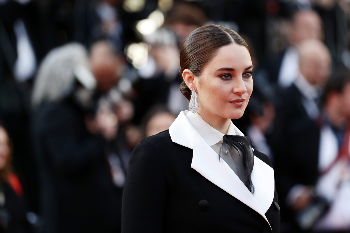Shailene Woodley und Aaron Rodgers: Es soll alles vorbei sein: Laut eines Insiders haben sich Shailene Woodley und Aaron Rodgers nun getrennt, nachdem sie vor rund einem Jahr noch ihre Verlobung bekannt gaben, woraufhin die beiden regelmäßig zusammen gesichtet wurden. Der angebliche Grund: Die Schauspielerin soll sich von dem Football-Spieler vernachlässigt gefühlt haben, der seine Unabhängigkeit stets als oberste Priorität setze. "Während Shailene Aarons Karriere unterstützte, hat er Football immer an erste Stelle gesetzt und sie haben kaum noch Zeit miteinander verbracht" , verriet der Insider gegenüber In Touch und schilderte abschließend, dass der Sportler kalte Füße bekommen haben soll: "Es gab zu viele Hindernisse. Sie sind beide erwachsen und haben beschlossen, sich freundschaftlich zu trennen" .
