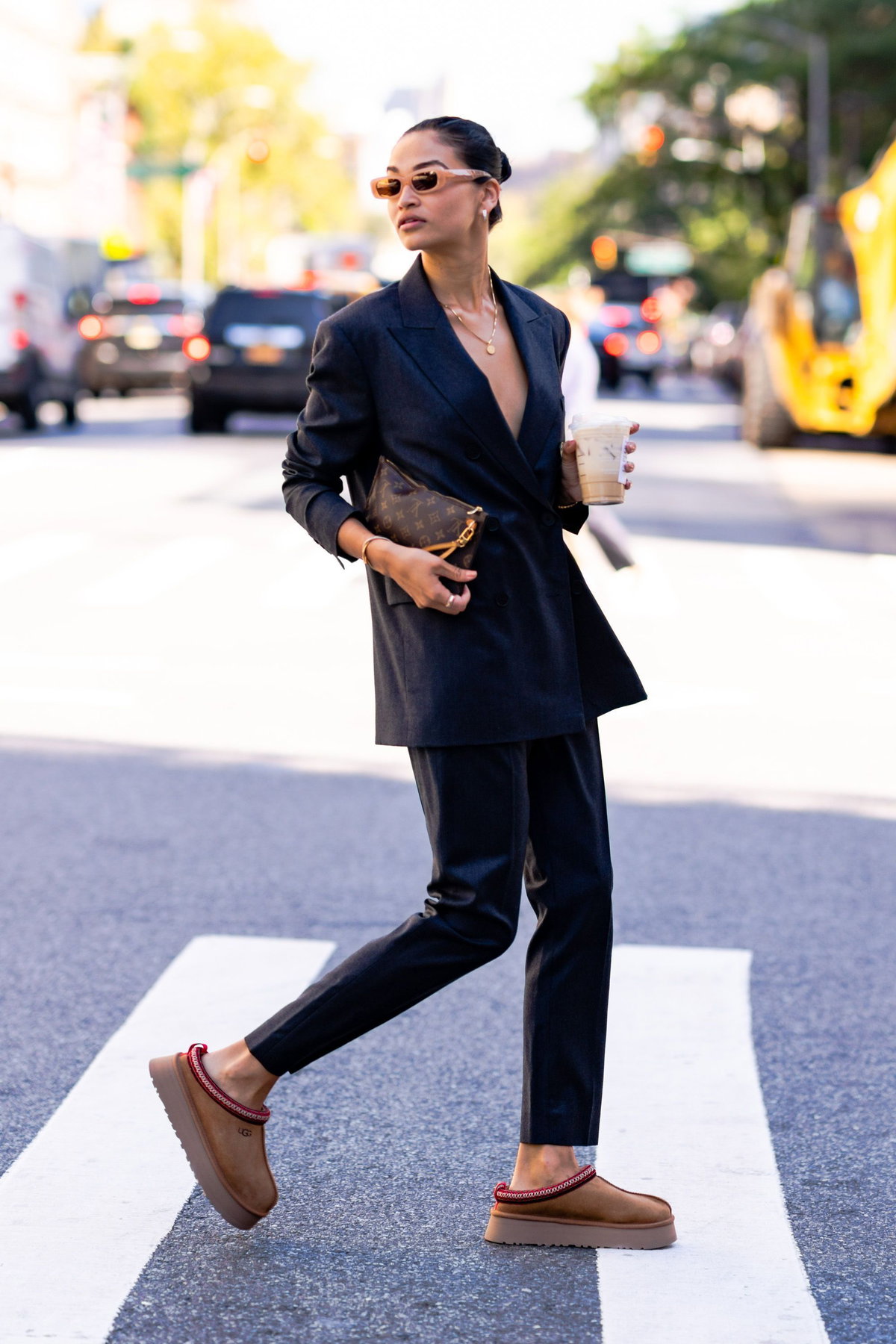 Model Shanina Shaik trägt eine Louis Vuitton Monogram Pochette