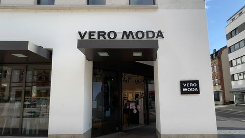 Mode-Trends 2022: Diese Bluse von Vero Moda lieben stylische Frauen fürs Büro