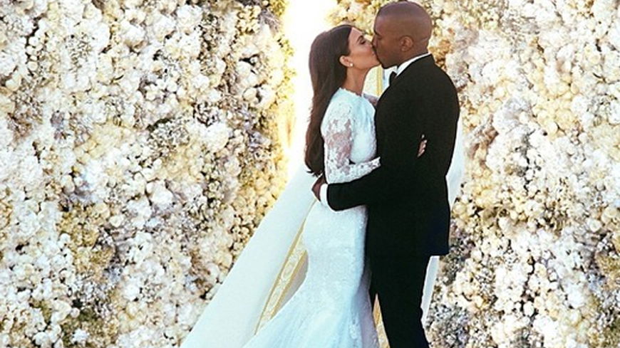 Kim Kardashian: sie zeigt ihr Brautkleid & heiße Hochzeits-Facts