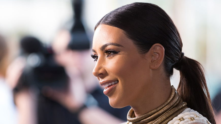 Wie bitte?! Kim Kardashian lässt sich das Gesicht faltenfrei bügeln
