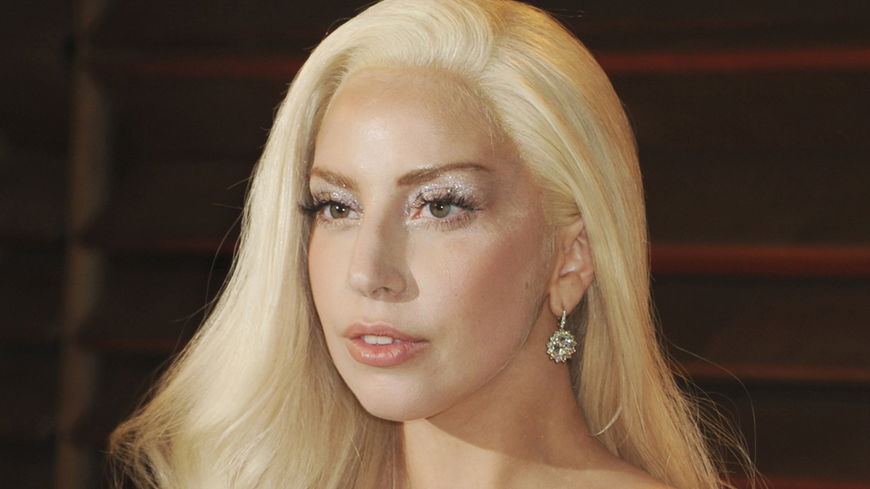 Lady Gaga: Lifting mit Klebeband