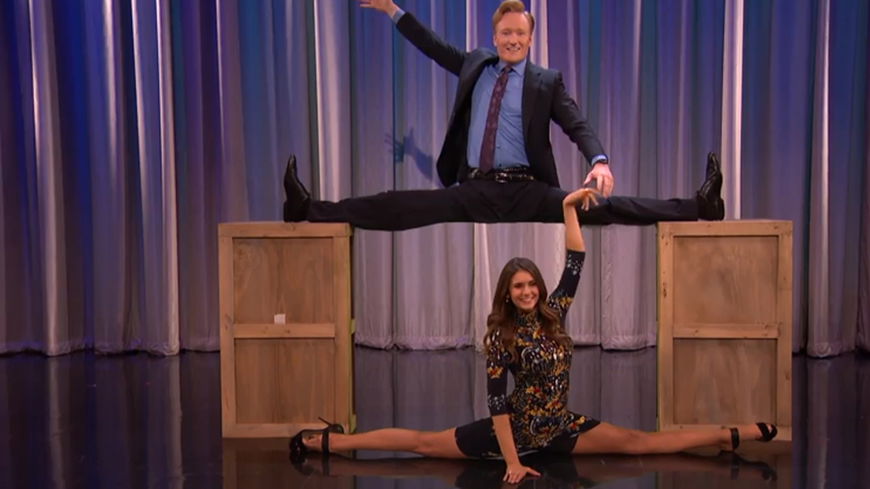 Ganz schön gelenkig: Zirkusreifer Auftritt von Nina Dobrev!