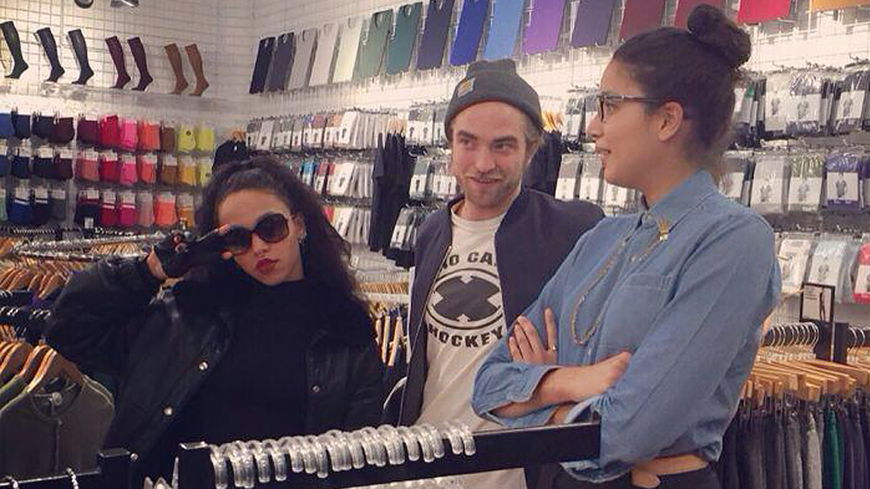Spotted: Robert Pattinson & FKA Twiggs beim Shoppen in Köln gesichtet