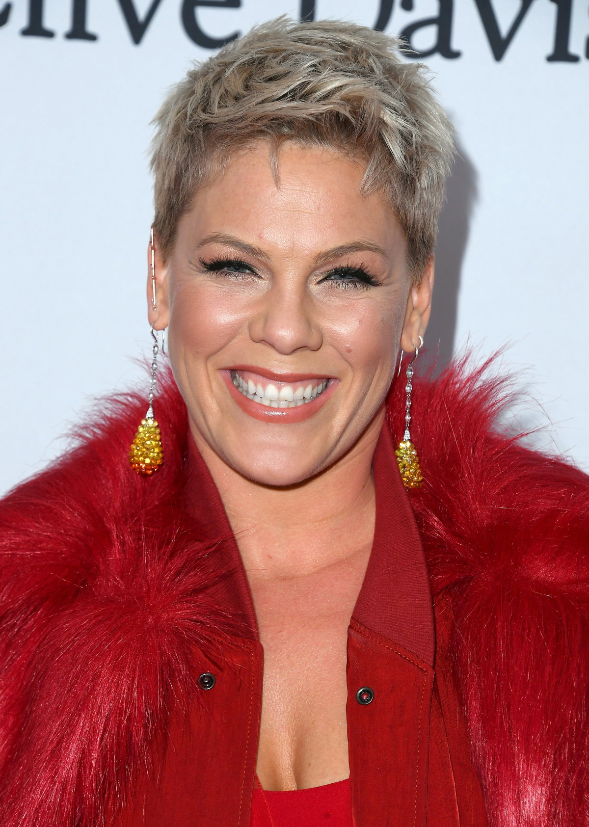 Pink beweist seit Jahren wie stylisch eine Kurzhaarfrisur sein kann und sorgt mit neuen Farbnuancen und wilden Looks immer wieder für neue Frische auf ihrem Kopf. Die Frisur passt perfekt zum rockigen Image der Sängerin!
