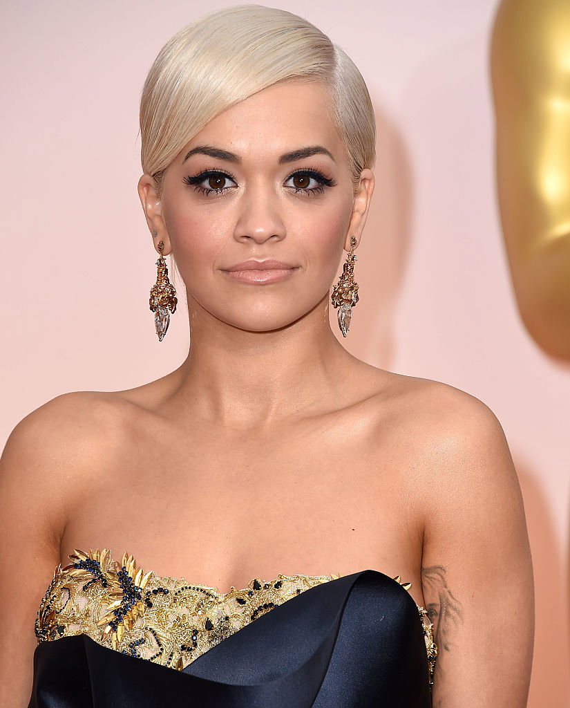Auch Rita Ora kann sowohl eine kurze wie auch eine lange Mähne tragen. Wir sind in jedem Fall Fans von ihrer sleeken, kurzen Mähne mit längerem Deckhaar, die mit etwas Glanzspray das perfekte Finish erhält.