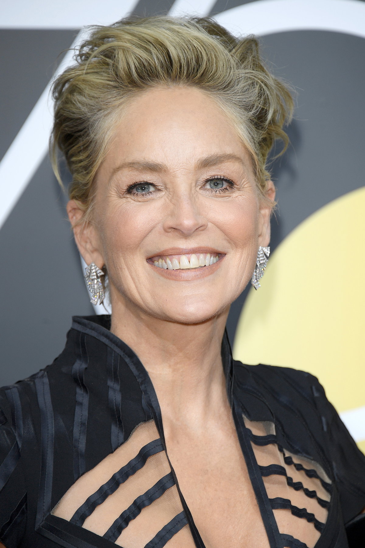 Schauspielerin Sharon Stone zeigt, dass gerade dünnes Haar mit einer Kurzhaarfrisur sehr glamourös aussehen kann.