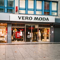 Kleider-Trends 2022: Alle stylische Frauen tragen dieses Dress von Vero Moda im Spätsommer