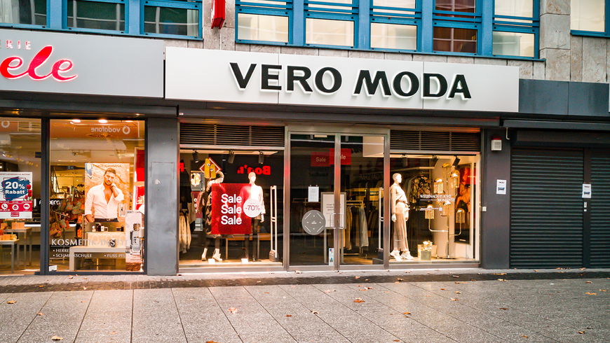 Mode-Trends 2022: Das wunderschöne Kleid von Vero Moda lieben alle Curvy-Frauen