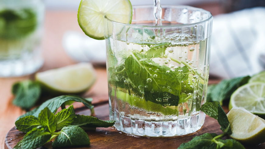 Minzwasser: Mit diesem erfrischenden Trend-Getränk purzeln die Pfunde