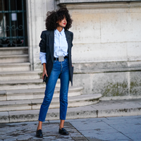 Jeans: Eine dunkle Waschung schummelt lange Beine und einen knackigen Po