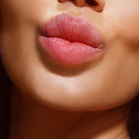 Volle Lippen: Dieses Produkt beschert dir über Nacht einen Kussmund