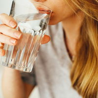 Wasser: Das passiert, wenn ihr es vor dem Schlafengehen trinkt