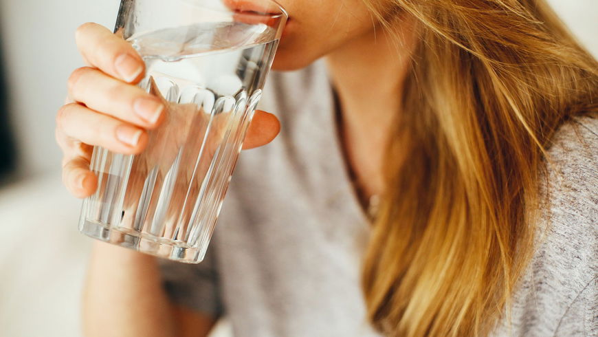 Wasser: Das passiert, wenn ihr es vor dem Schlafengehen trinkt