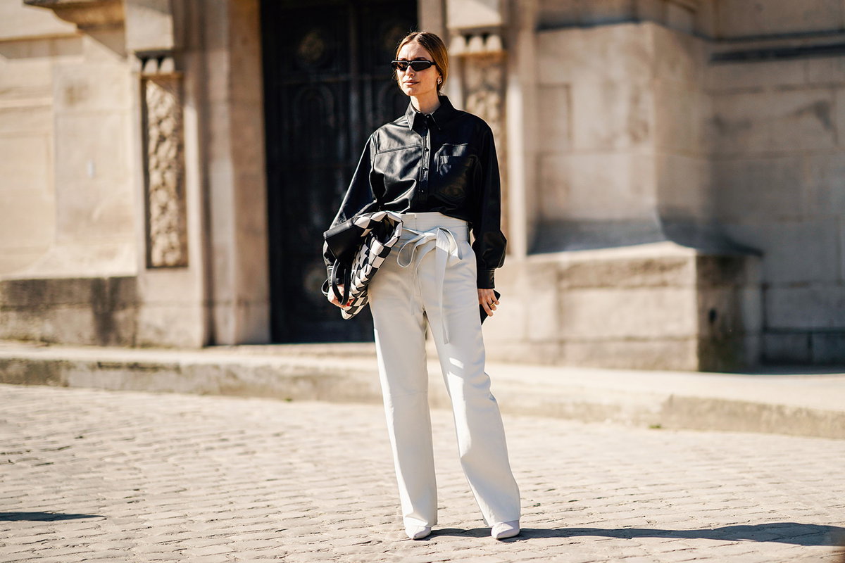 Und: Richtig gestylt zaubert die beliebte Paperbag Hose endlos lange Beine. We like!