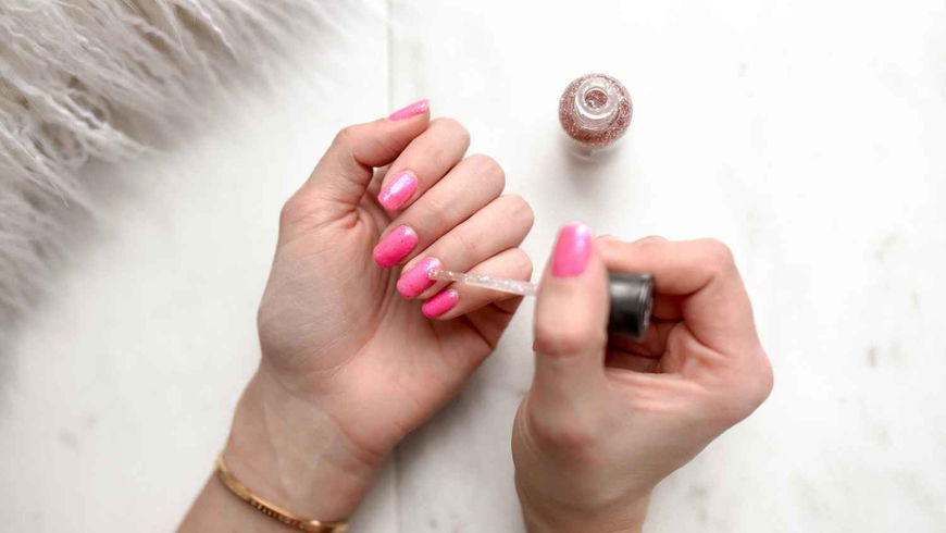 Nagellack: Dieses günstige Produkt aus der Drogerie hält bis zu 14 Tage
