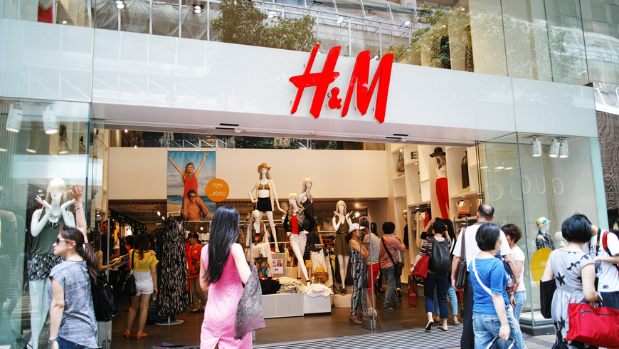 H&M: Mit dieser weißen Bluse kommen wir perfekt gestylt durch den Sommer