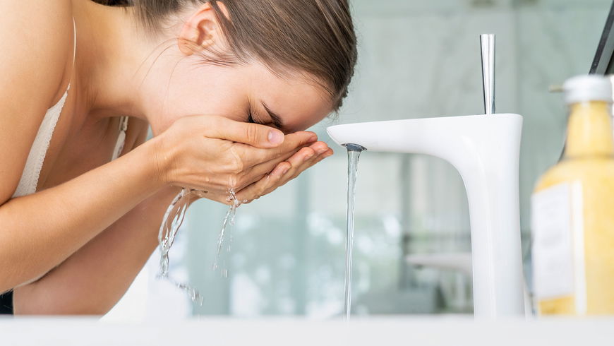Diese Fehler beim Gesicht waschen verursachen Falten