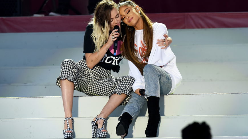 DIESER Auftritt von Ariana Grande und Miley Cyrus rührt uns zu Tränen