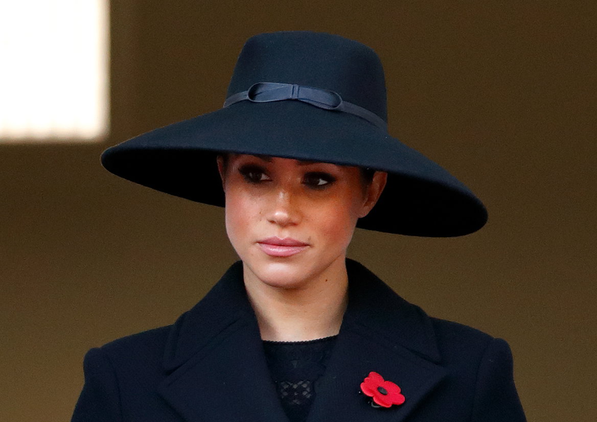 Accessoires setzt Meghan Markle stets bewusst ein. Die Mohnblüte, englisch "Poppy", entdeckt man beispielsweise immer wieder, wie sie ihre Looks ziert. Sie gilt als Symbol des Gedenkens an die im Ersten Weltkrieg gefallenen Soldaten.
