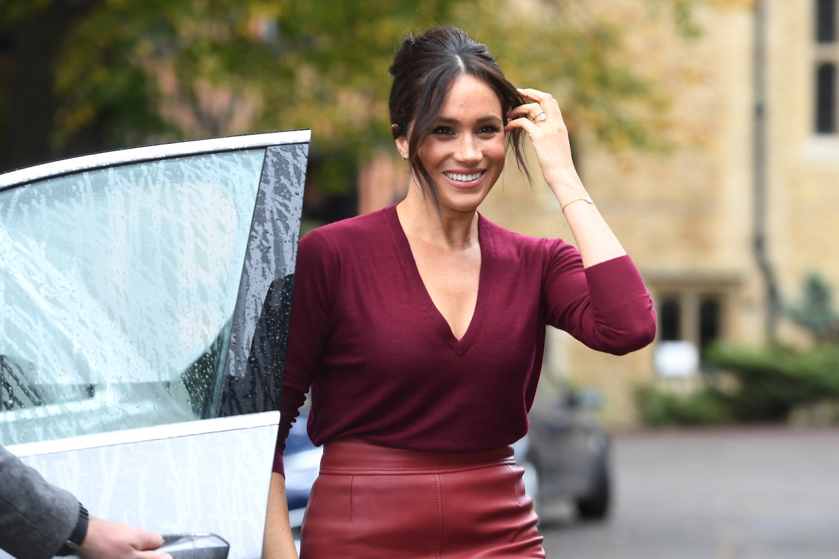 Einen Fashion-Trick, den Meghan Markle wie viele Stars immer wieder anwendet? Monochrome Looks! Wählt man nämlich Pieces im gleichen Ton, sieht das Gesamtbild am Ende sehr harmonisch und elegant aus. So auch bei diesem Look, mit dem Meghan ihr Gespür für Stil unter Beweis stellt.